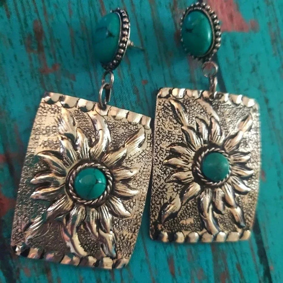 Silvertone Faux Turquoise Stone Floral Design Earrings - Picture 1 of 3
